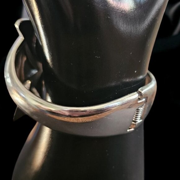 * Vintage AVON Shiny Silvertone Dolphin Wrap Cuff Ladies Quartz Watch - Picture 6 of 7